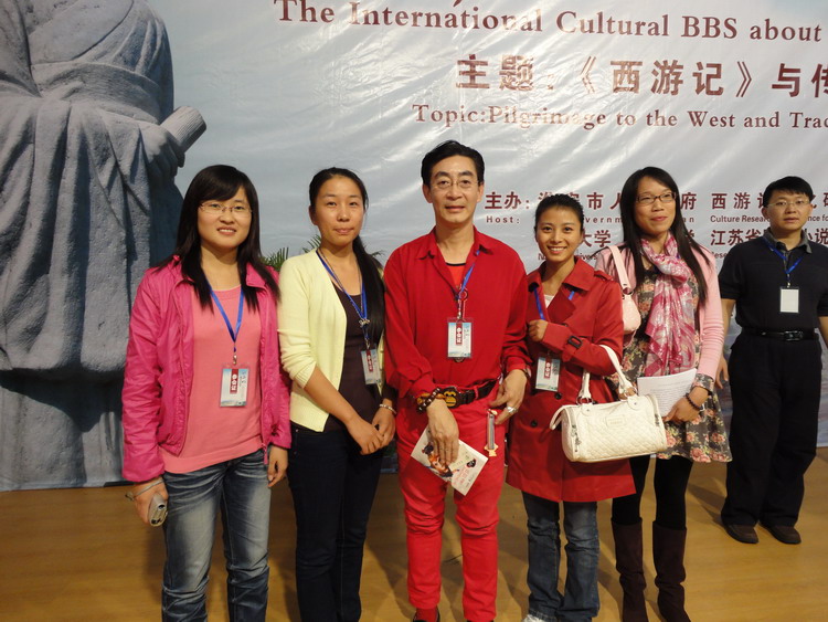 德赢官网研究生与六小龄童合影